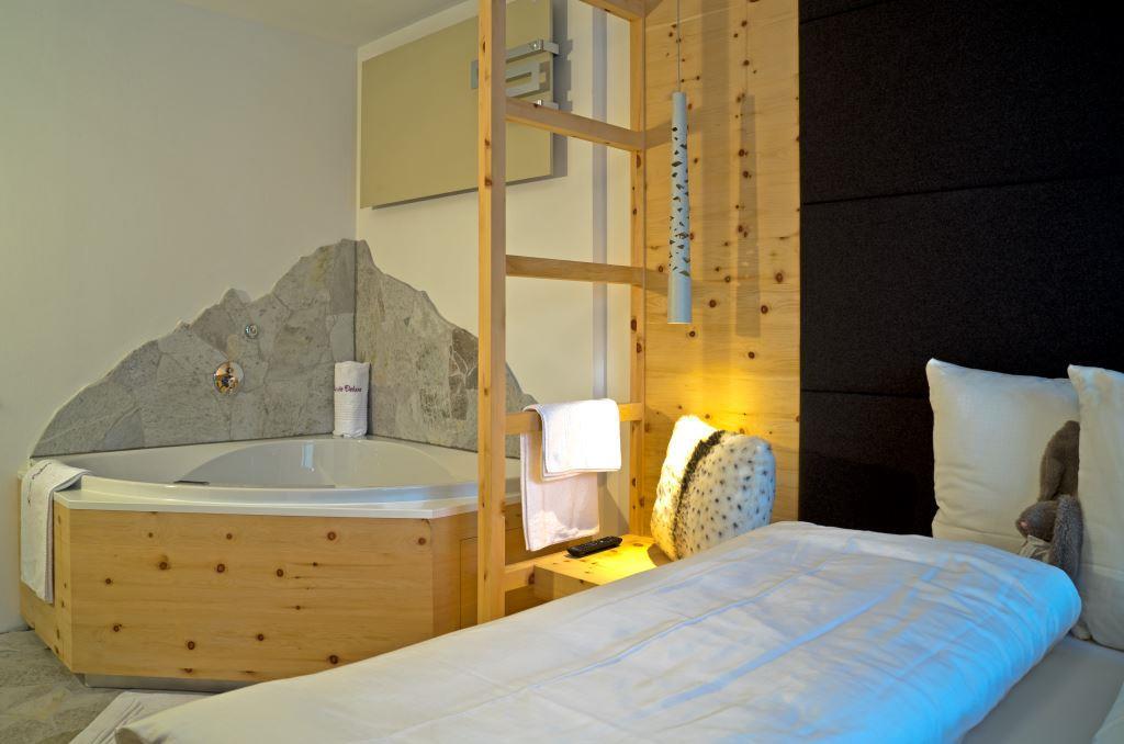 Ferienwohnung Dolomiten Schlafzimmer Whirl-Badewanne